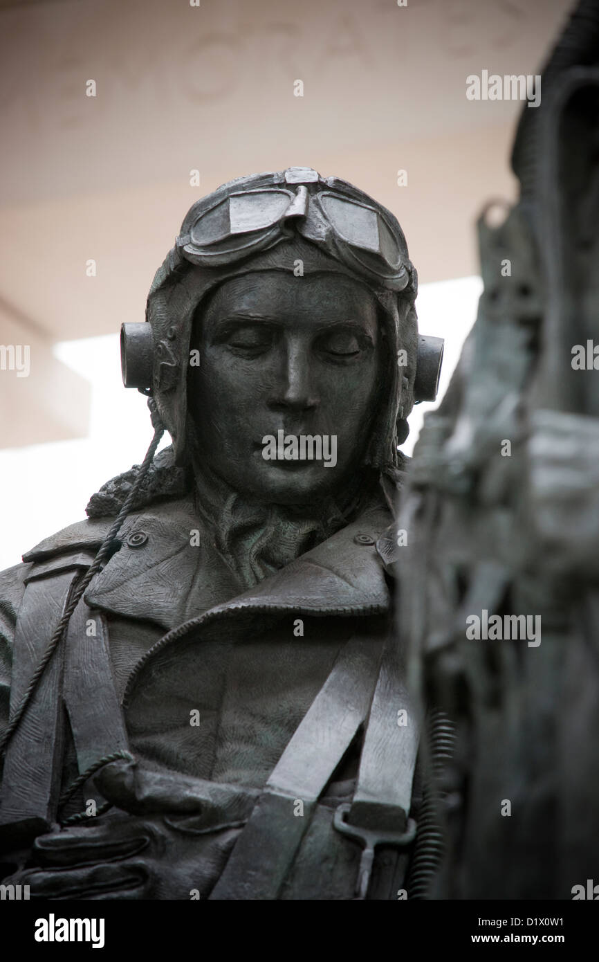 La scultura entro il Comando Bombardieri Memorial in Green Park, Londra. Comando Bombardieri Memorial Royal Air Force Londra RAF Foto Stock