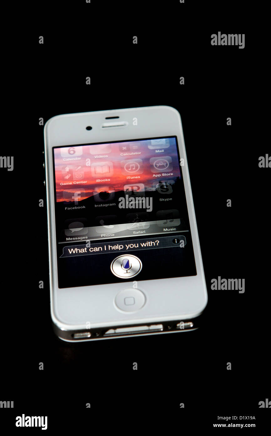 Bianco Apple Iphone 4S contro uno sfondo nero con le app di skype chiedendo "Come posso aiutarla" sullo schermo Foto Stock