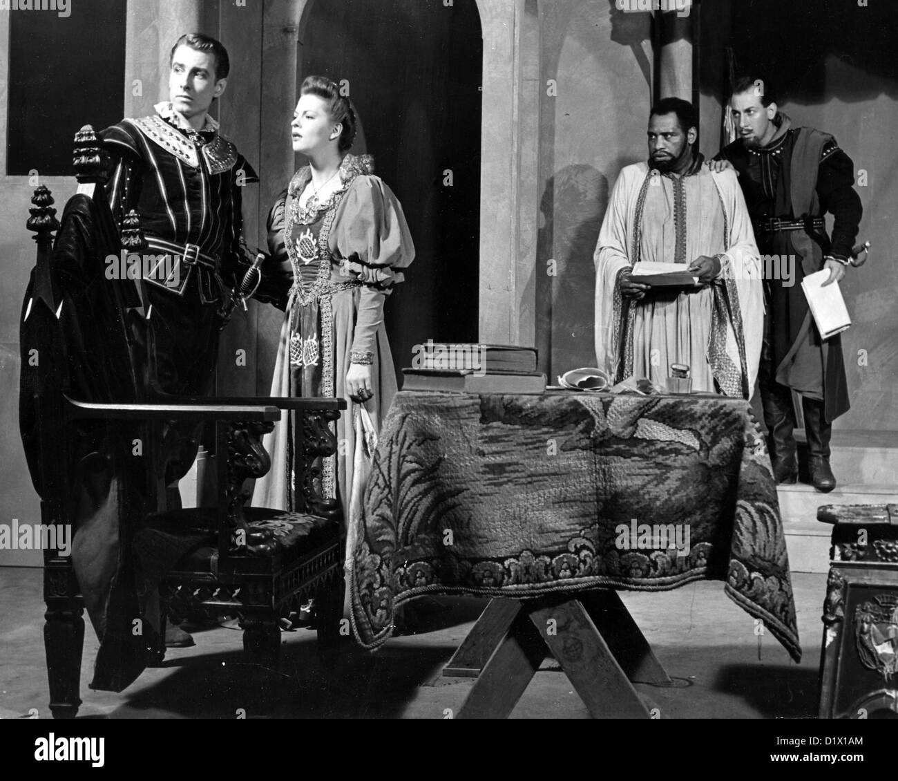 PAUL ROBESON (1898-1976) cantante americana/attore secondo da destra in un 1942 produzione di Otello con Uta Hagen come Desdamona Foto Stock