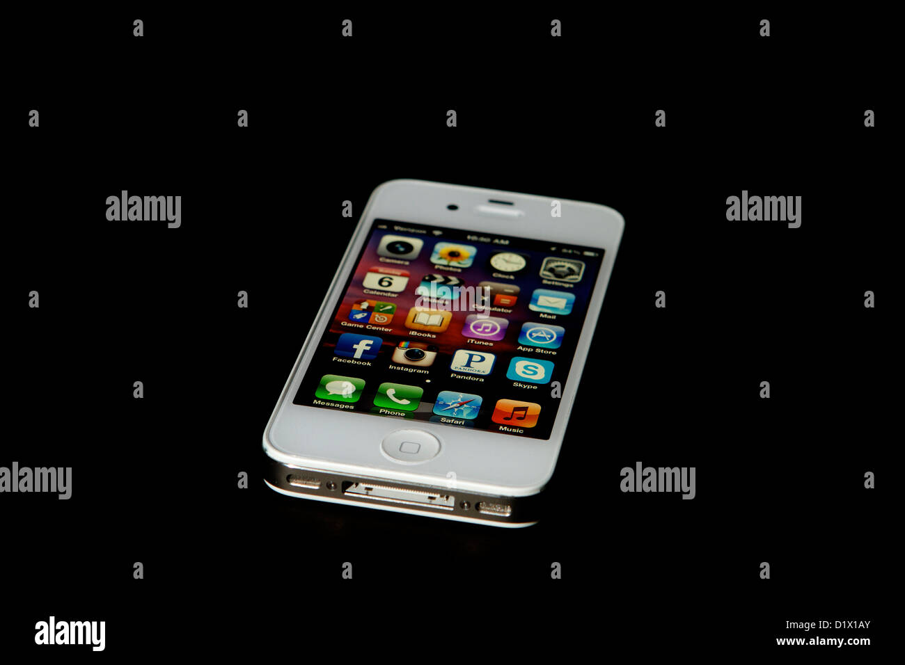 Un Iphone 4S bianco su sfondo nero Foto Stock