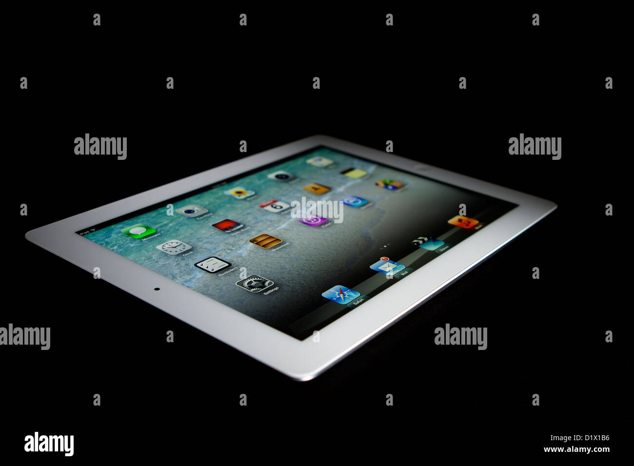 Un Ipad bianco di terza generazione con display Retina contro uno sfondo nero Foto Stock