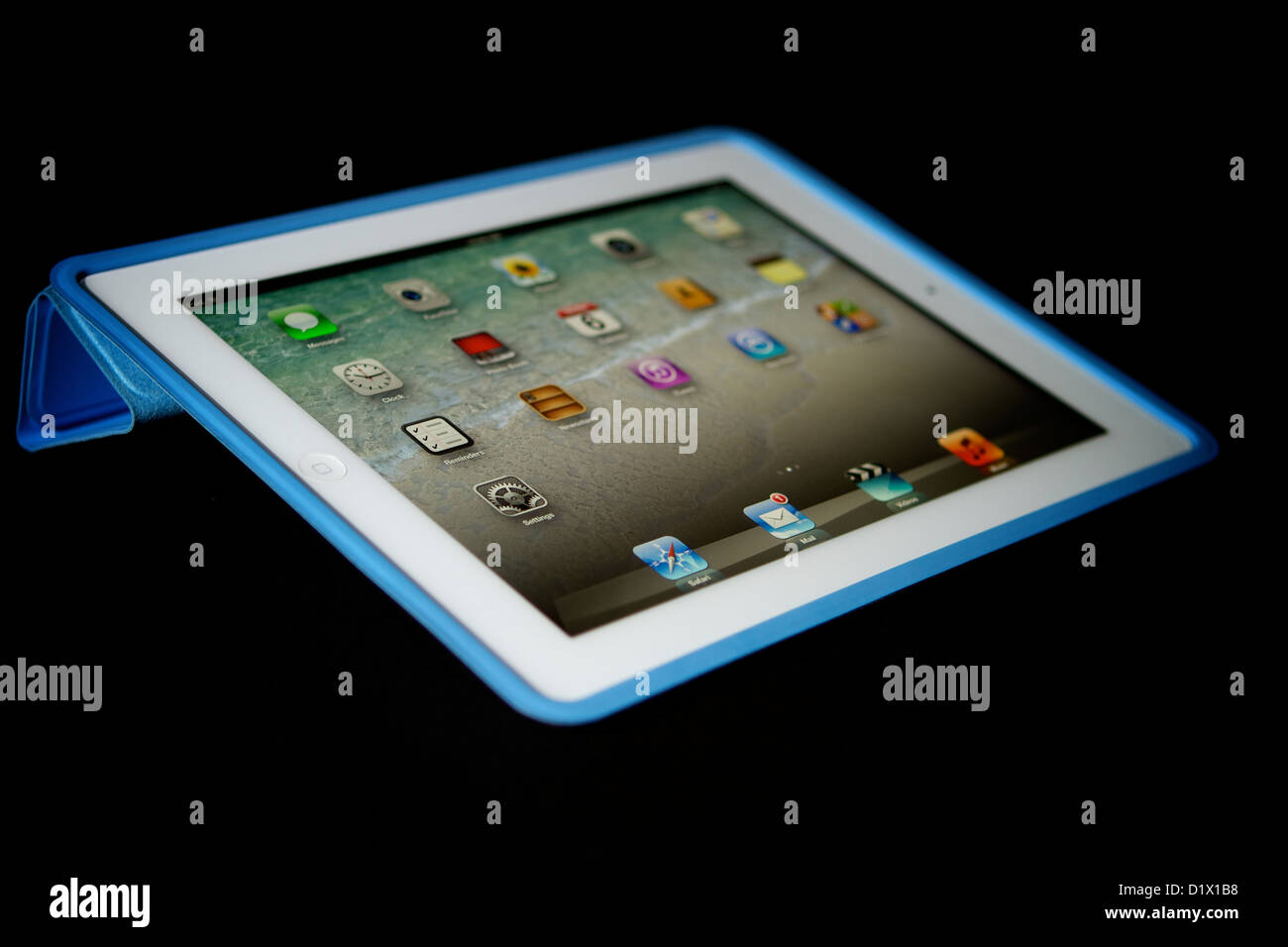 Un Ipad bianco di terza generazione con display Retina contro uno sfondo nero Foto Stock