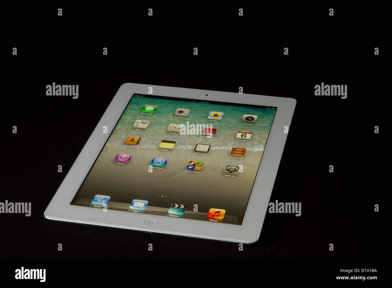 Un iPad bianco con display Retina su sfondo nero Foto Stock