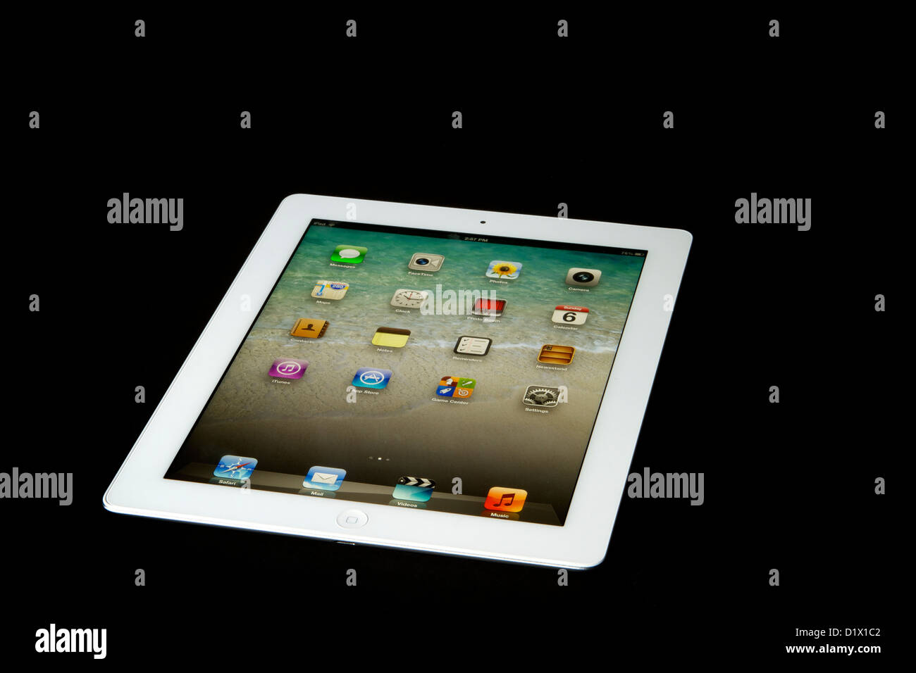 Un iPad bianco con display Retina su sfondo nero Foto Stock
