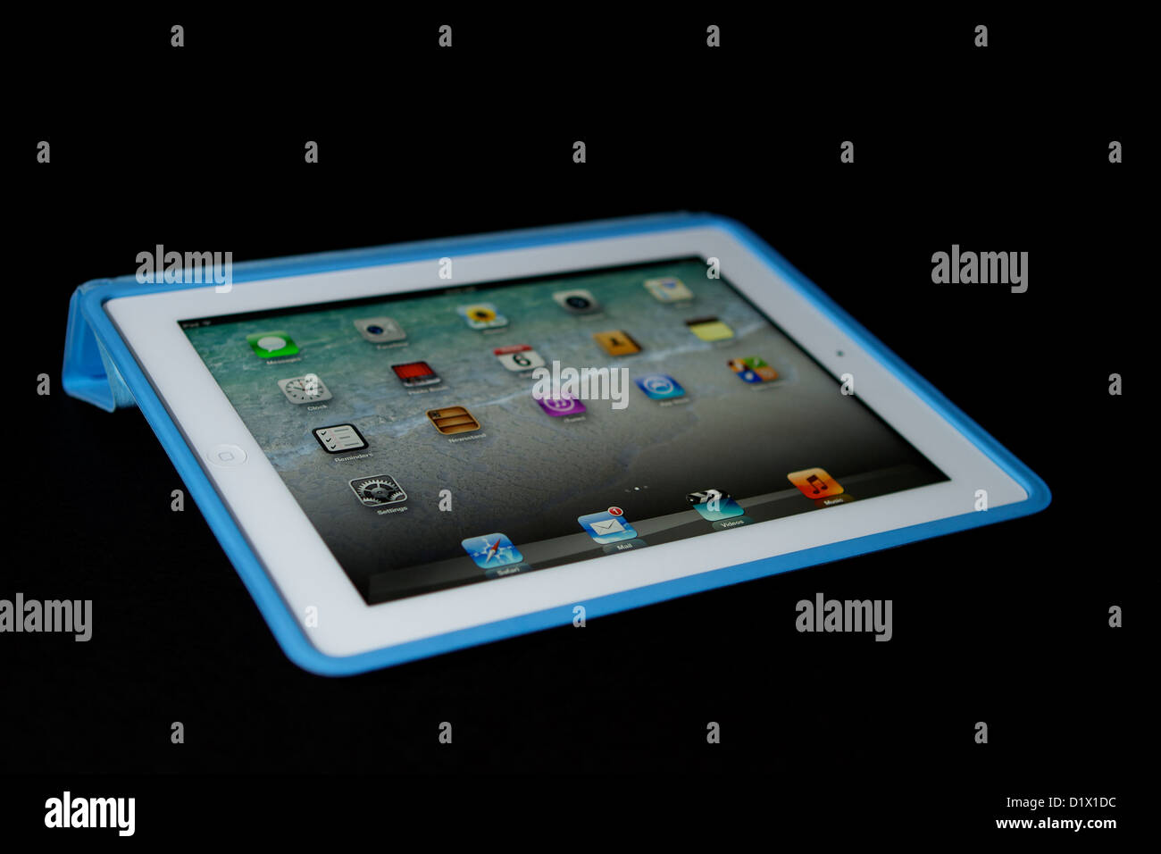 Un Ipad bianco di terza generazione con display Retina contro uno sfondo nero Foto Stock