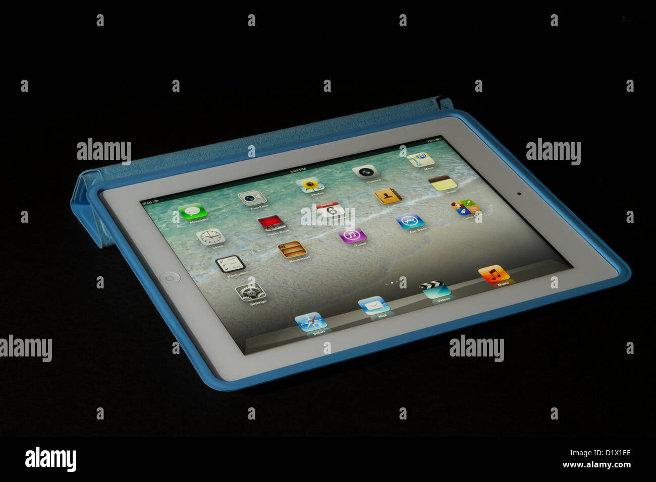Un iPad bianco con display Retina su sfondo nero Foto Stock