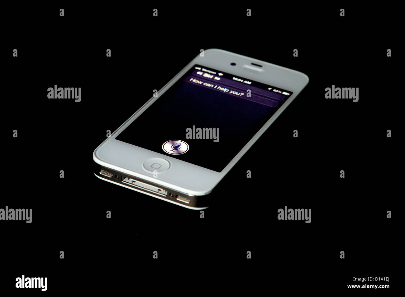 Un Iphone 4S bianco su uno sfondo nero che mostra le app Skype chiedendo "Come posso aiutarla" Foto Stock