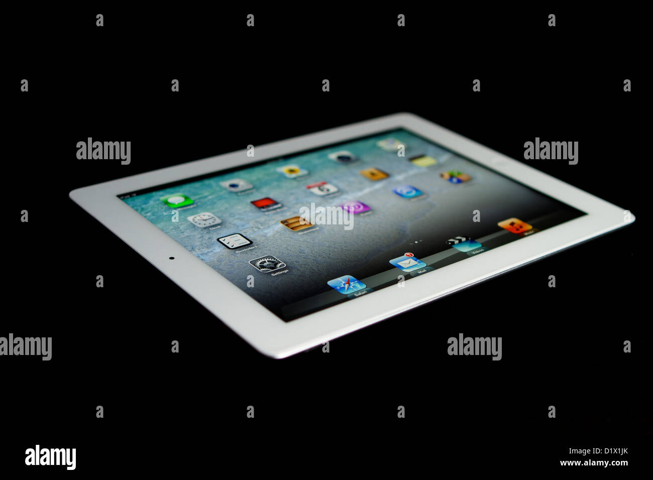 Un Ipad bianco di terza generazione con display Retina contro uno sfondo nero Foto Stock