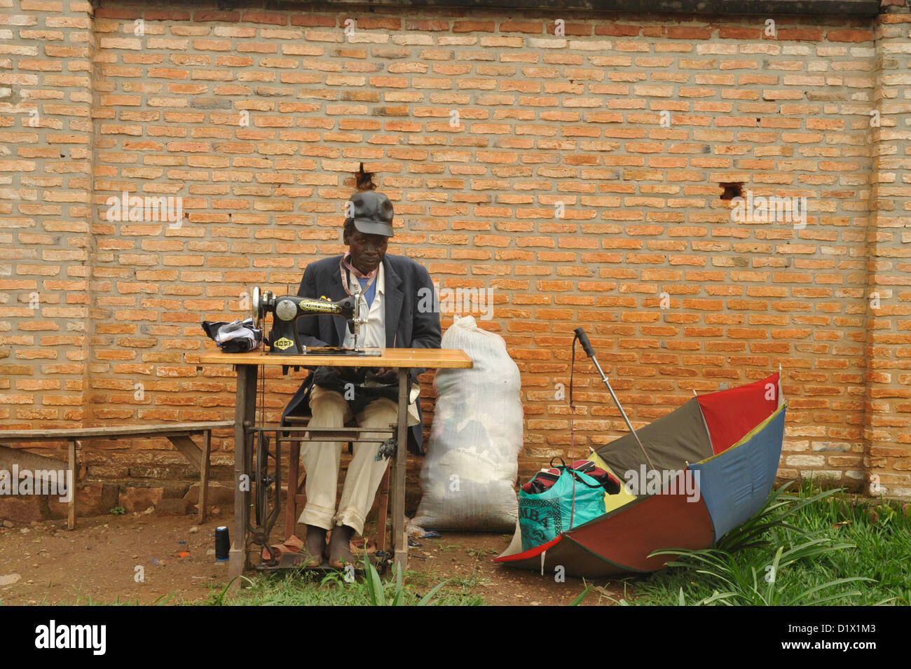 Bujumbura un uomo segatura su una macchina Foto Stock