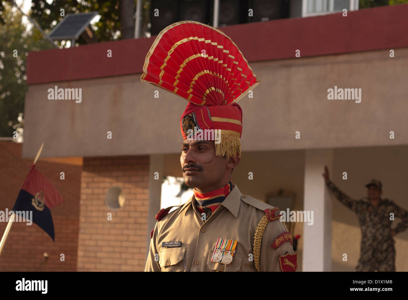 Il confine Wagah chiusura 'abbassamento delle bandiere' cerimonia è un quotidiano pratica militare che confinano con le forze di sicurezza in India. Foto Stock