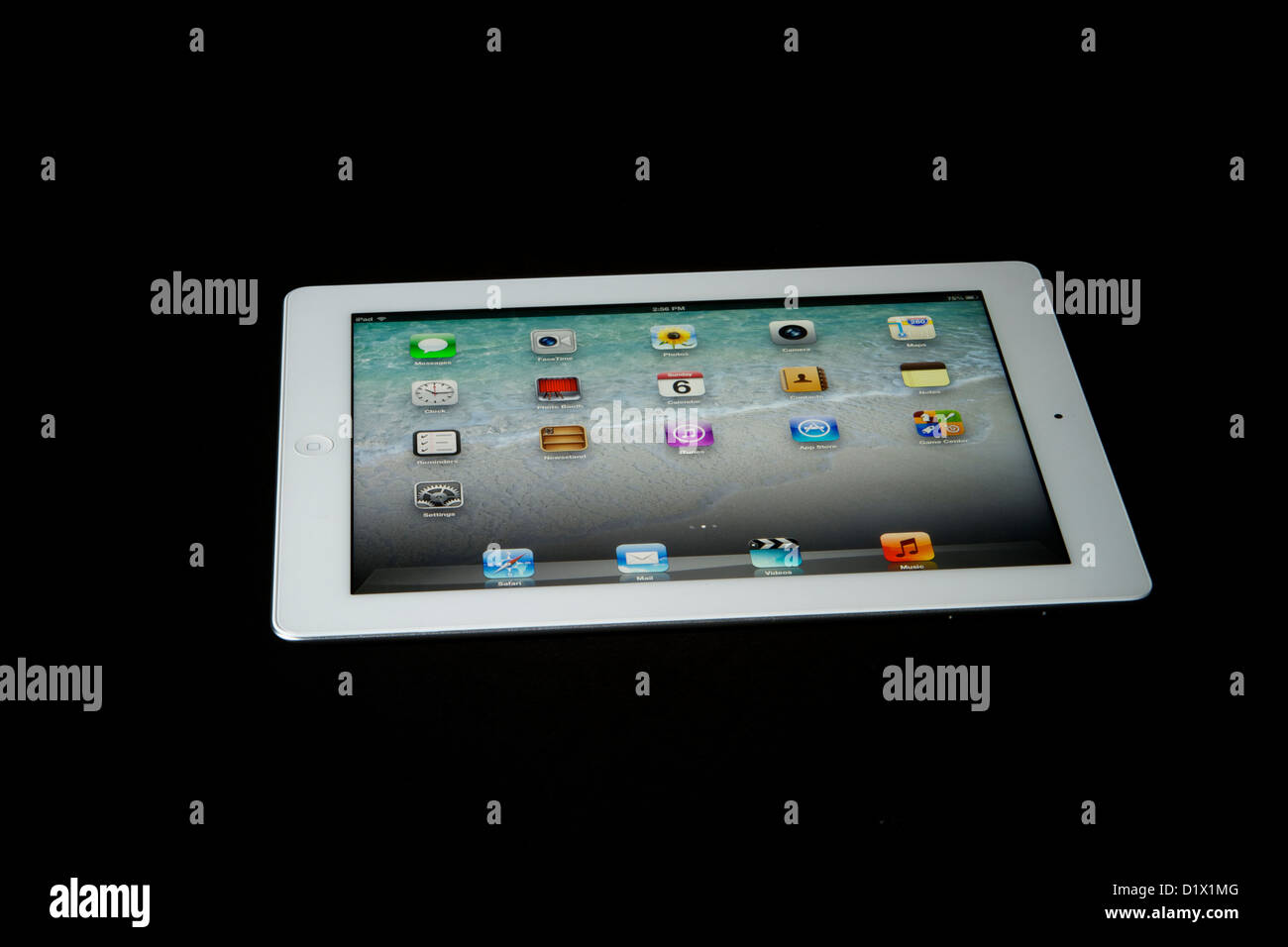 Un iPad bianco con display Retina su sfondo nero Foto Stock