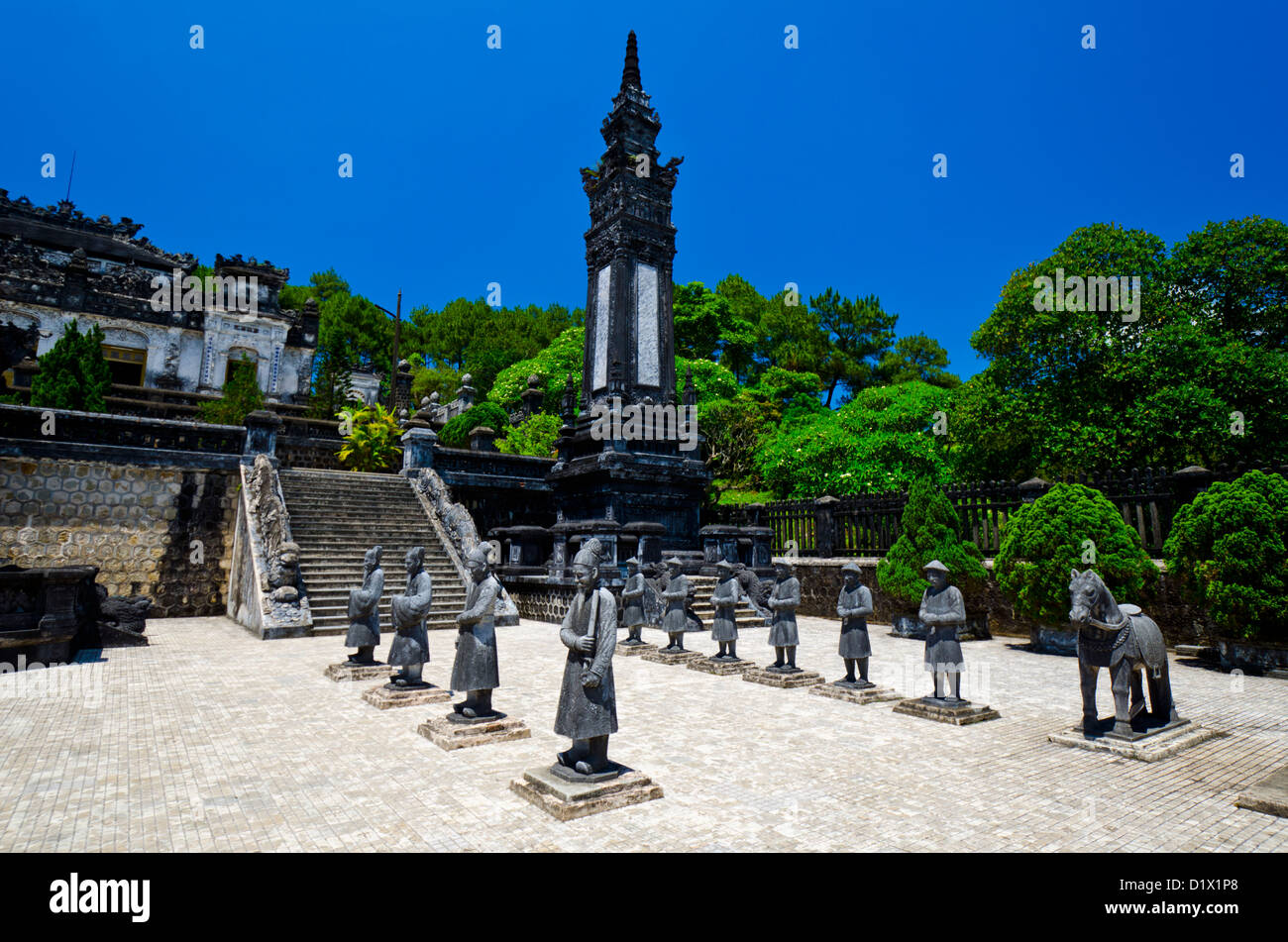 Righe di mandarino statue di guardia alterò la tomba dell'Imperatore Khai Dinh, tonalità, Vietnam Asia Foto Stock