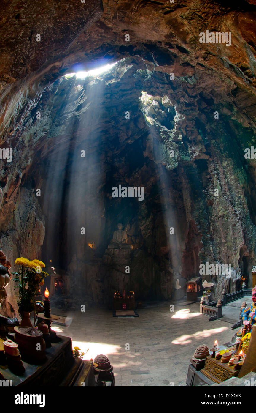 Montagne di marmo, il raggio di luce illuminando Huyen Khong grotta. Danang, Vietnam Foto Stock