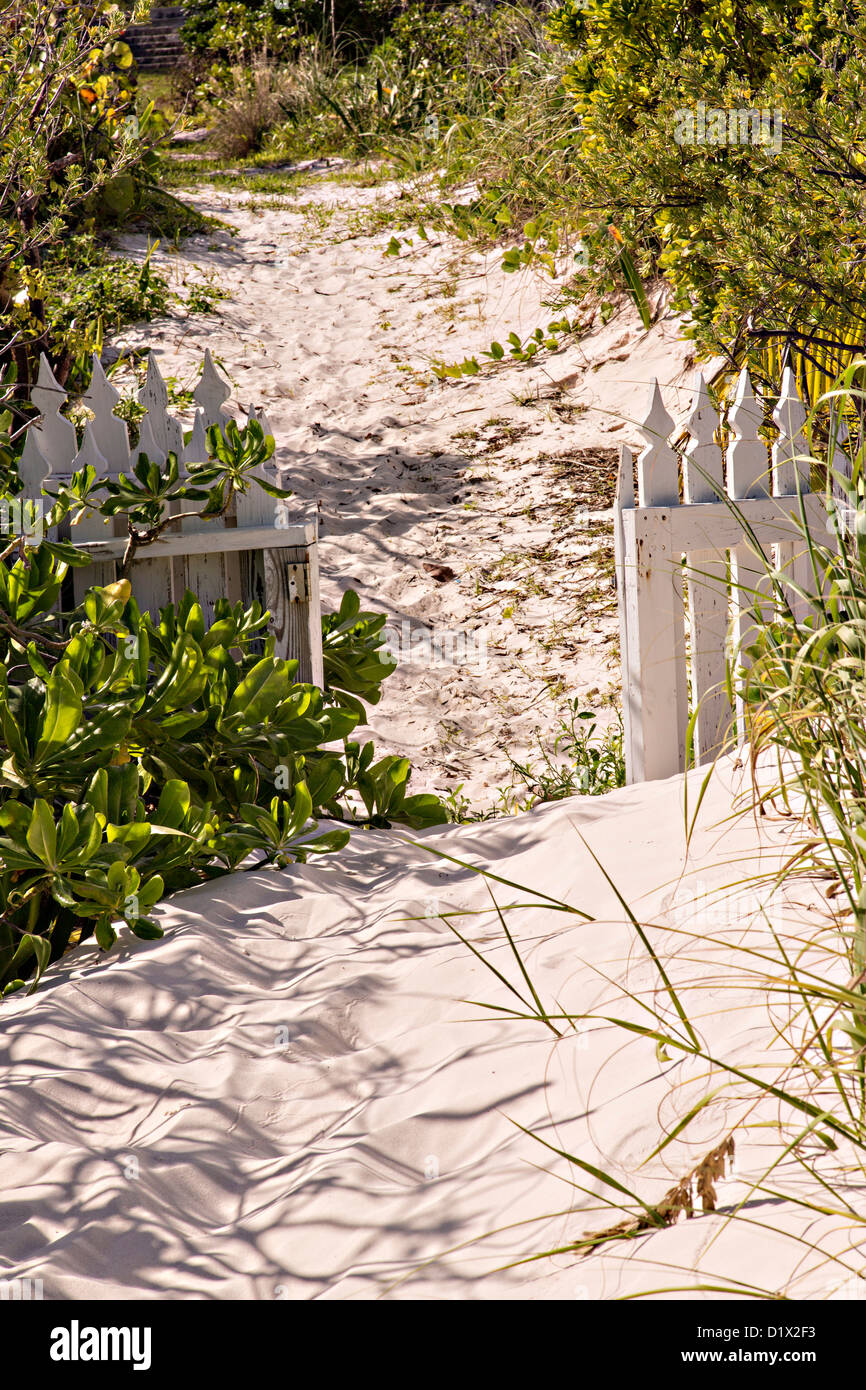 Percorso spiaggia per una casa a Dunmore Town, Harbour Island, Bahamas Foto Stock