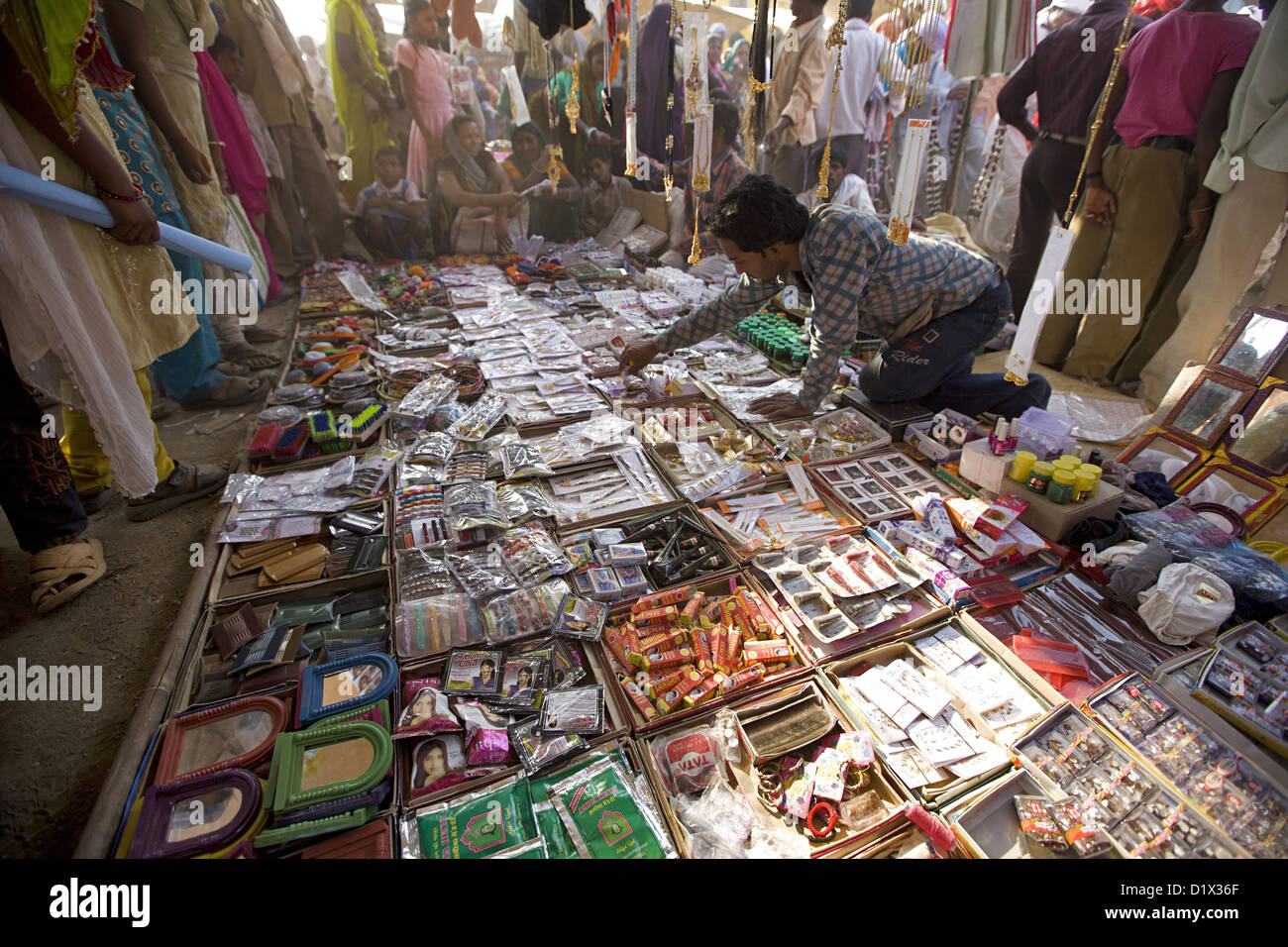 Negoziante la vendita di elettrodomestici di uso quotidiano. Khalwa, Madhya Pradesh, India. Foto Stock