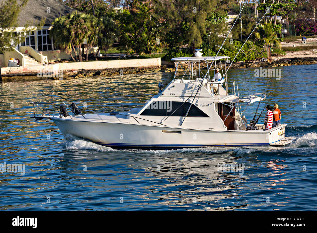 Sport fishing boat lasciando Nassau Harbour, a Nassau, Bahamas, dei Caraibi Foto Stock