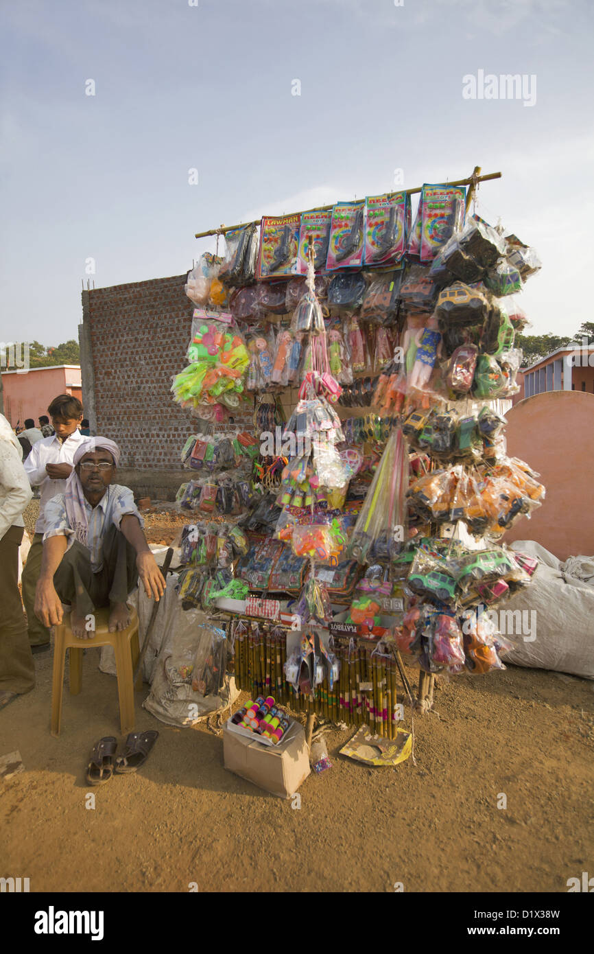 Giocattolo in stallo il mercato, Khalwa, Madhyapradesh, India. Foto Stock