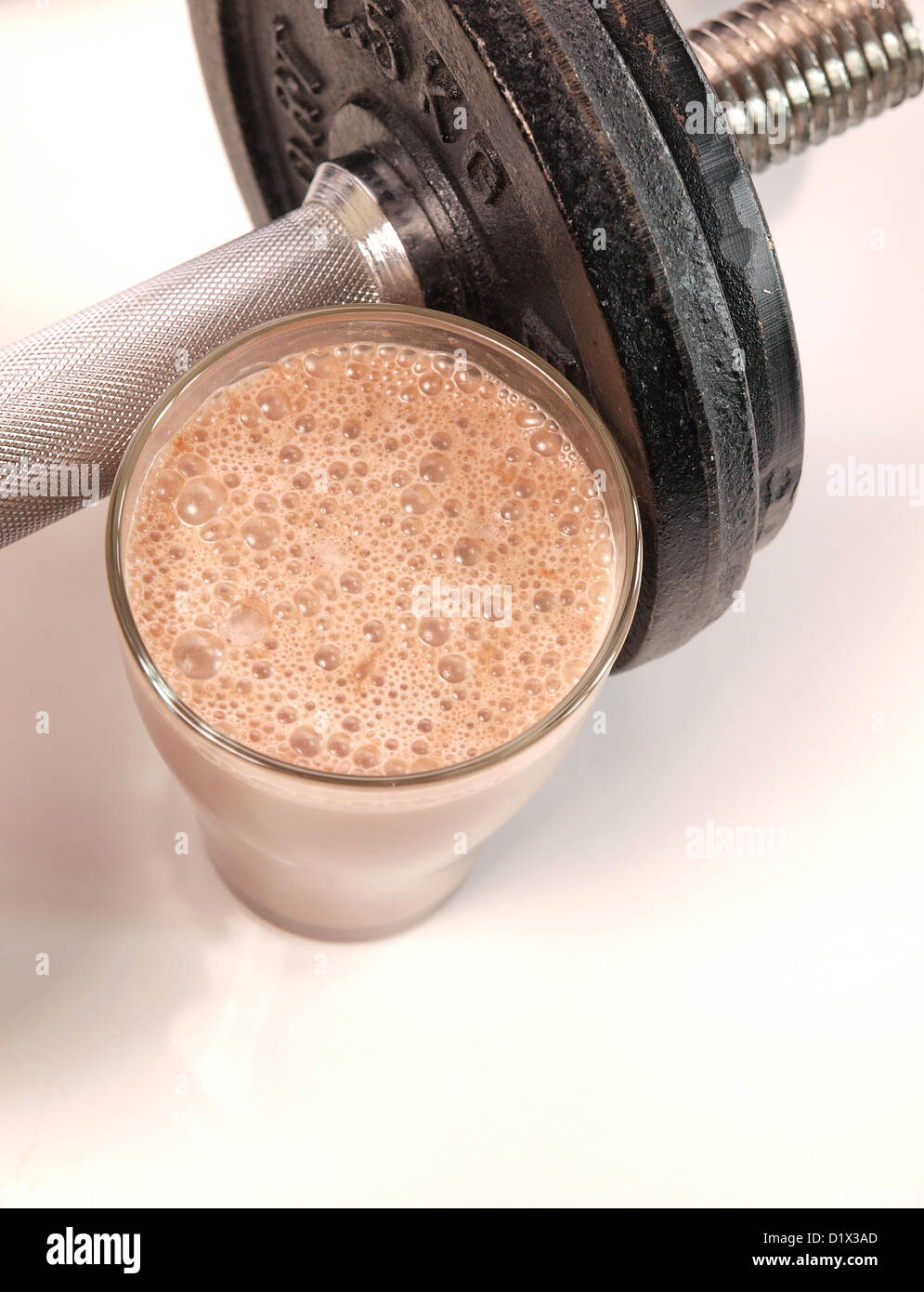 Drink di fitness con pesi pesanti Foto Stock