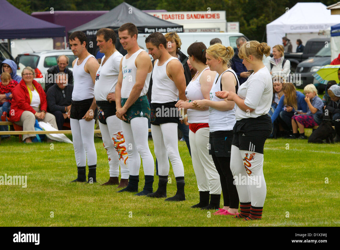 Sette Cumberland & Westmorland lottatori in attesa di premiazione a Grasmere Lakeland Sport,Parco Nazionale del Distretto dei Laghi,Cumbri Foto Stock