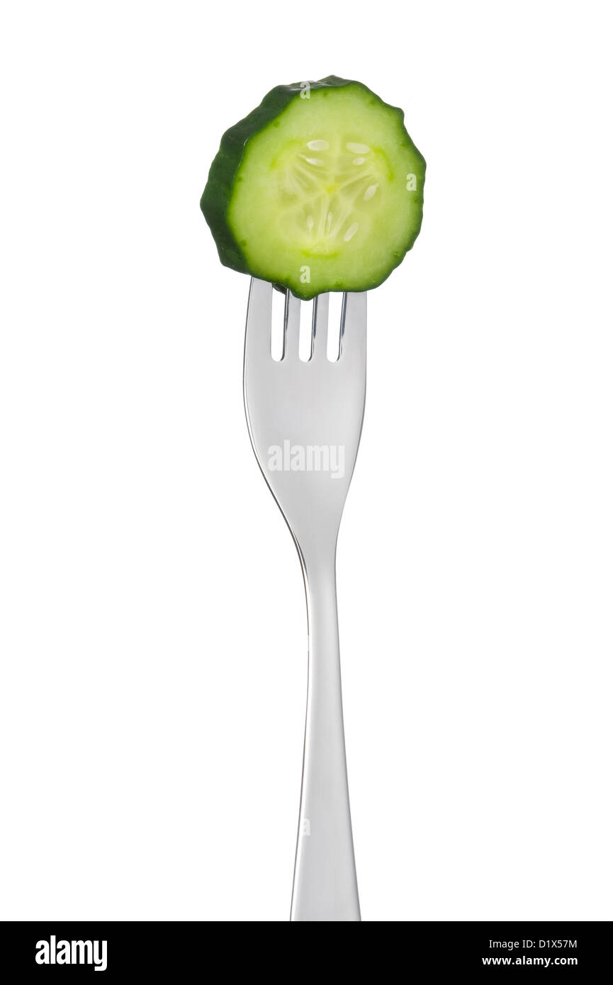 Cucumber Slice su una forcella isolata contro uno sfondo bianco Foto Stock