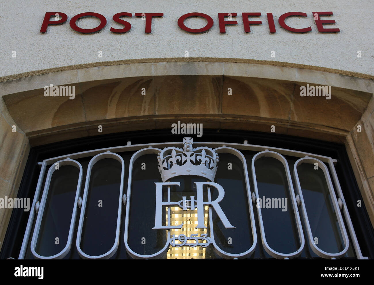 Post Office ingresso con royal insignia in Diss, Norfolk England Regno Unito Foto Stock