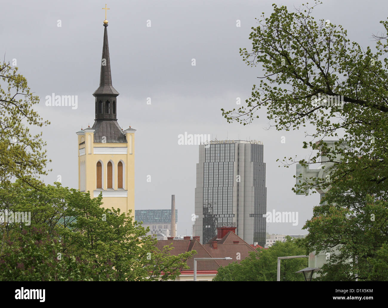 Lo skyline di Tallinn con vecchi e moderni edifici Foto Stock