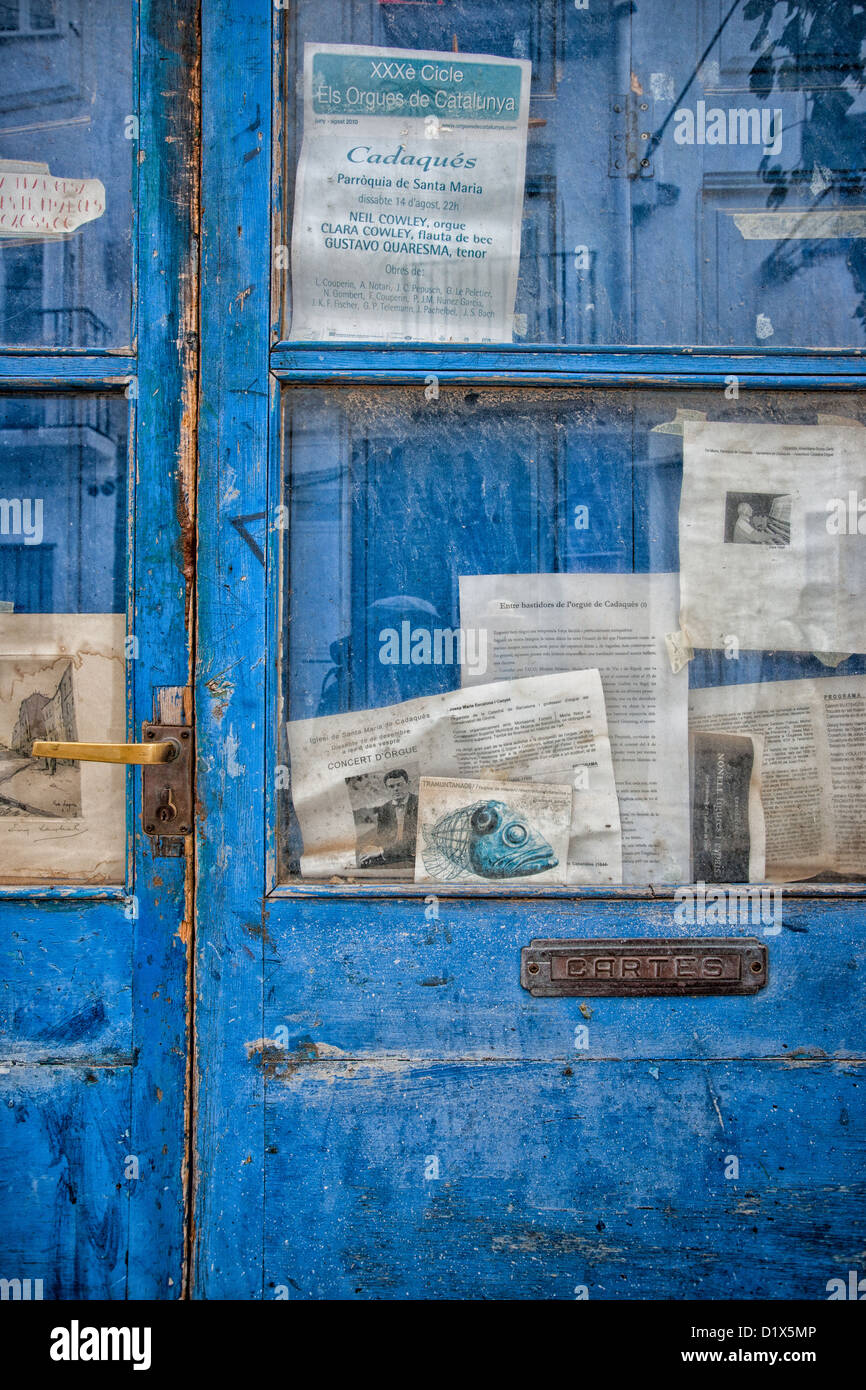 Dettaglio di un vecchio blu sportello coperto in vecchi volantini. Foto Stock