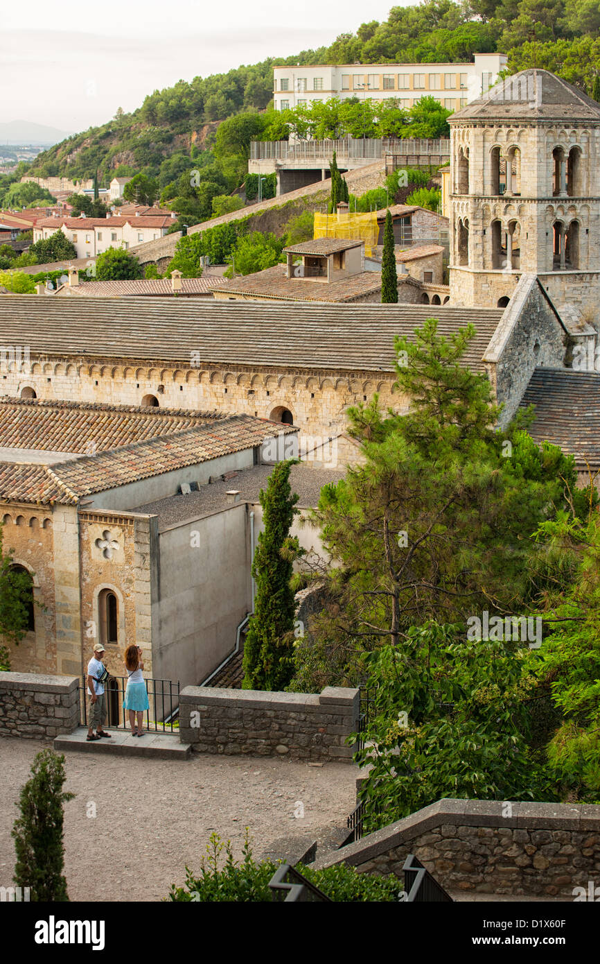 Una giovane coppia è la visita di un chiostro romanico nella città di Girona, Spagna. Foto Stock