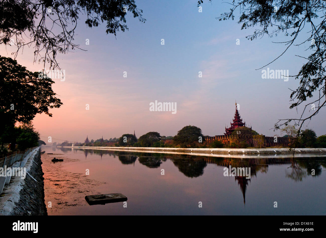 Mandalay palace pareti riflettendo nel fossato all'alba, Mandalay Myanmar Foto Stock