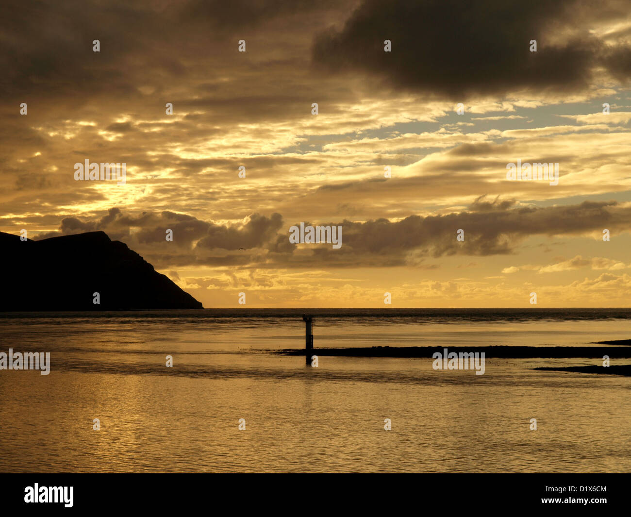 Lasciando Stromness porto sul traghetto Northlink 'Hamnavoe' cercando di Isola di Hoy su una sera d'Autunno Foto Stock