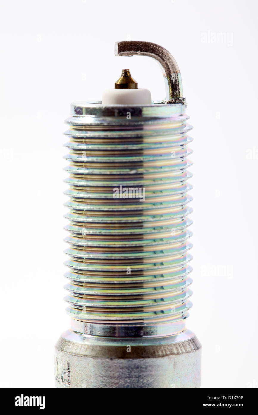 In prossimità di una candela di accensione isolato su sfondo bianco Foto Stock