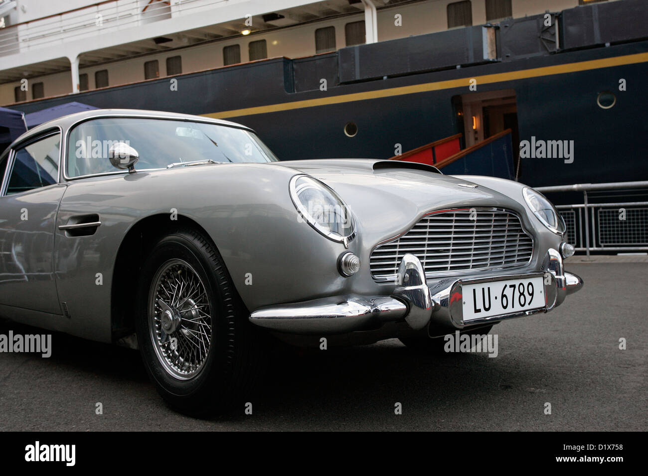 L'originale James Bond Aston Martin DB5 (sporting numero svizzero piastre) parcheggiate accanto al Royal Yacht Britannia Foto Stock