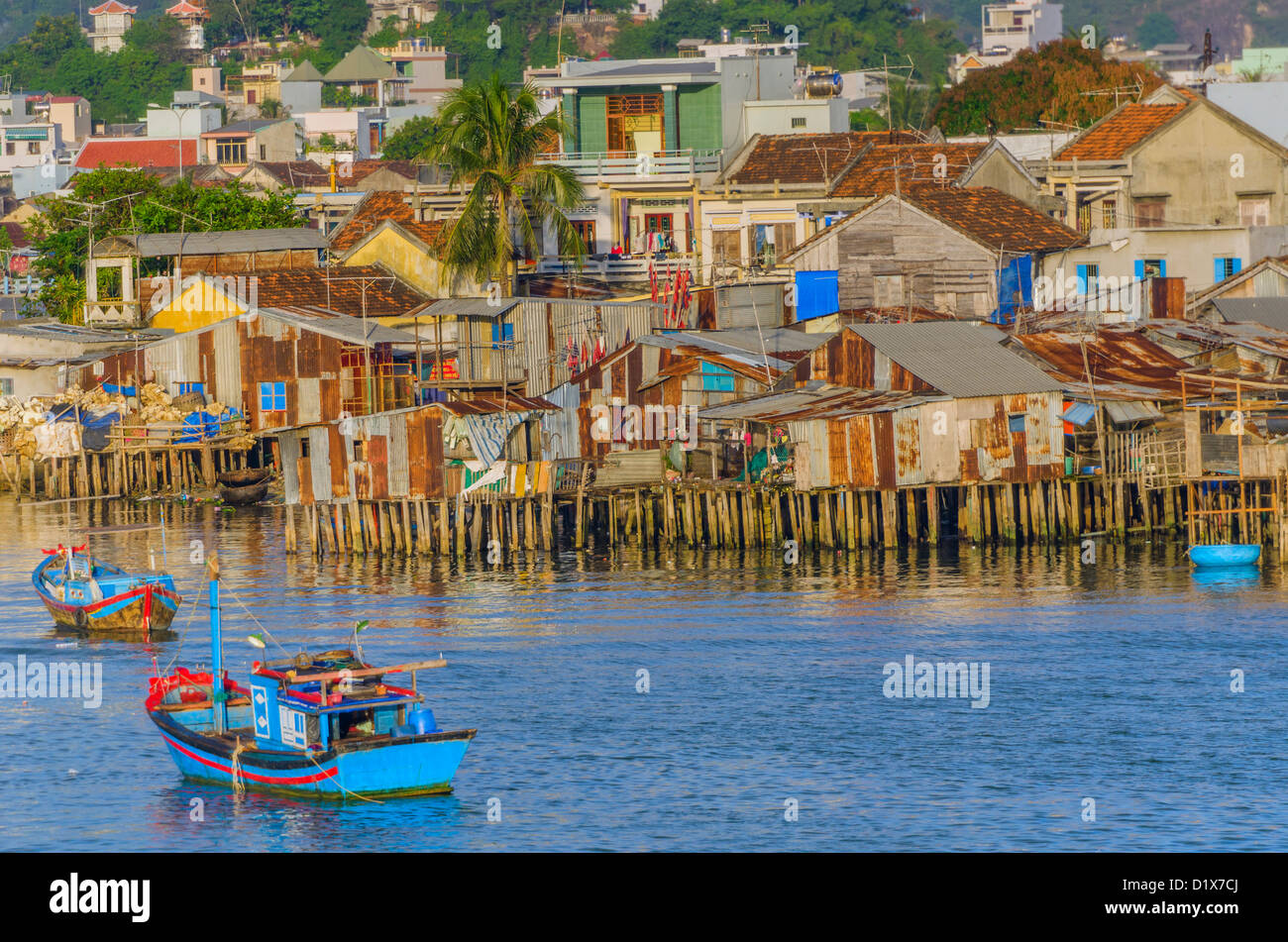 Barche da pesca in Nha Trang Harbour, Vietnam Foto Stock