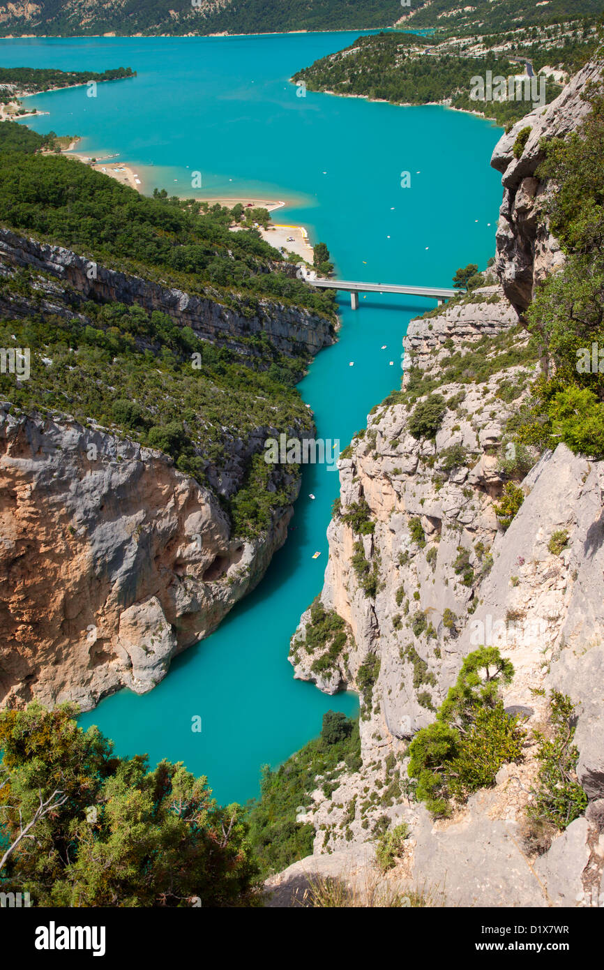 Scogliere rocciose e acqua tourquoise delle Gorges du Verdon e il lago di St Croix, Provenza Francia Foto Stock