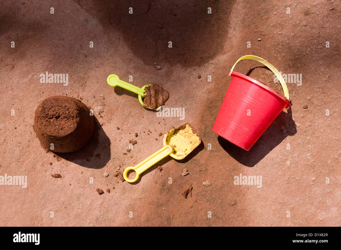 Benna, spade e castelli di sabbia sulla spiaggia di testa Burncoat, Baia di Fundy Foto Stock