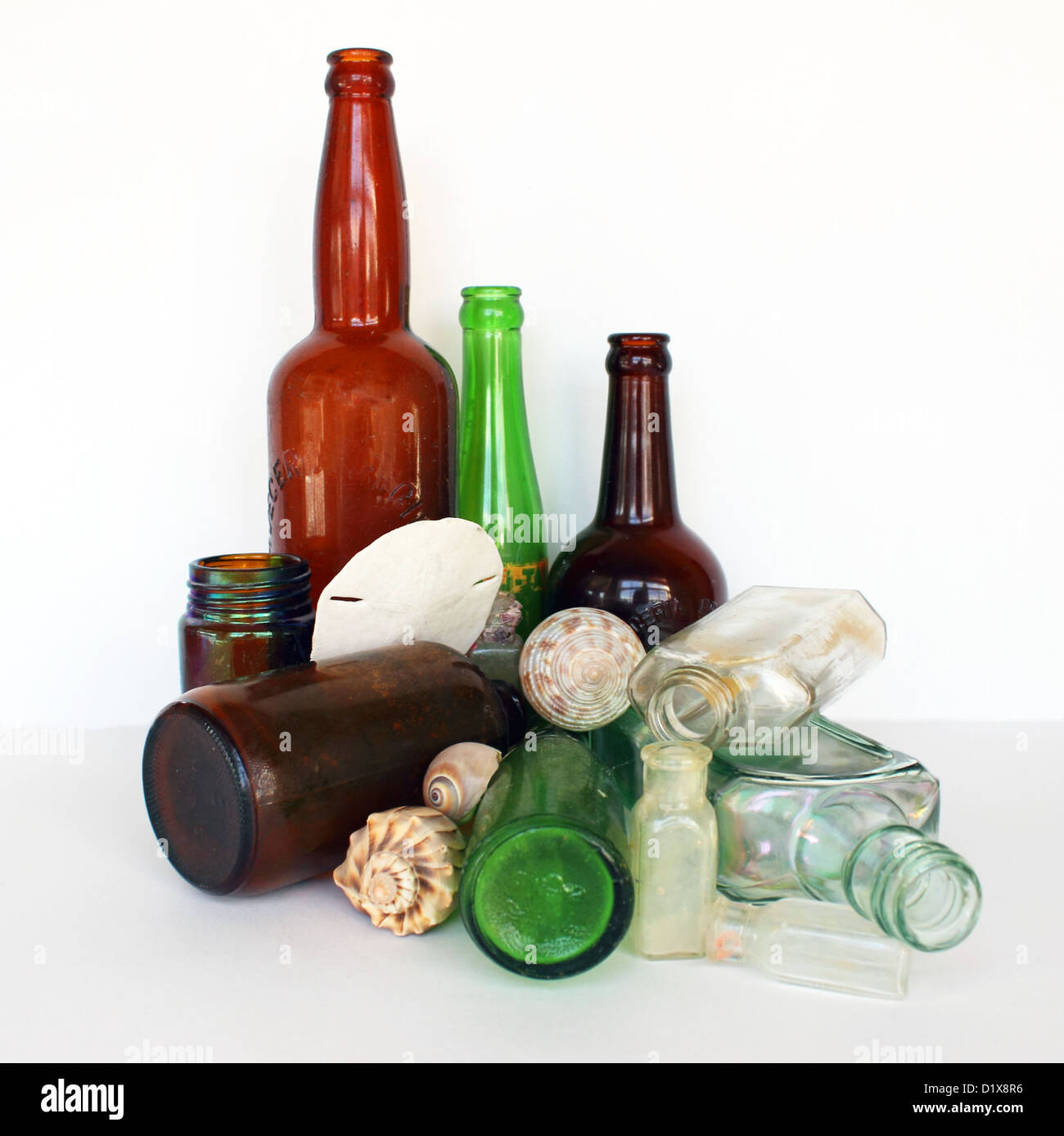 Un gruppo di bottiglie di varie dimensioni, forme e colori recuperato da diversi naufragi. Foto Stock