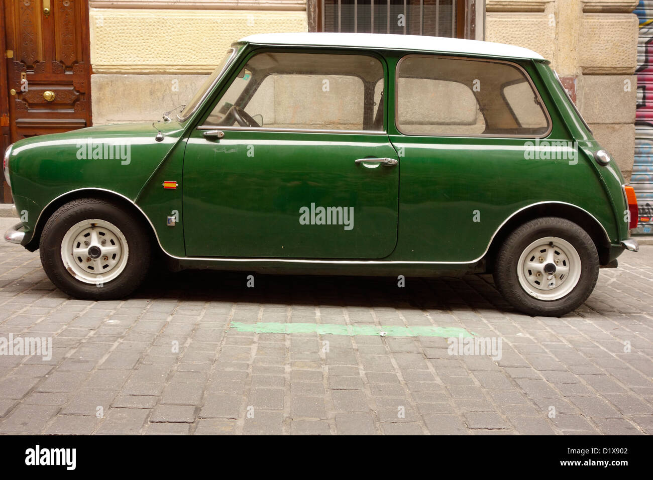 Mini auto madrid spagna vintage automobile green classic di ciottoli Foto Stock