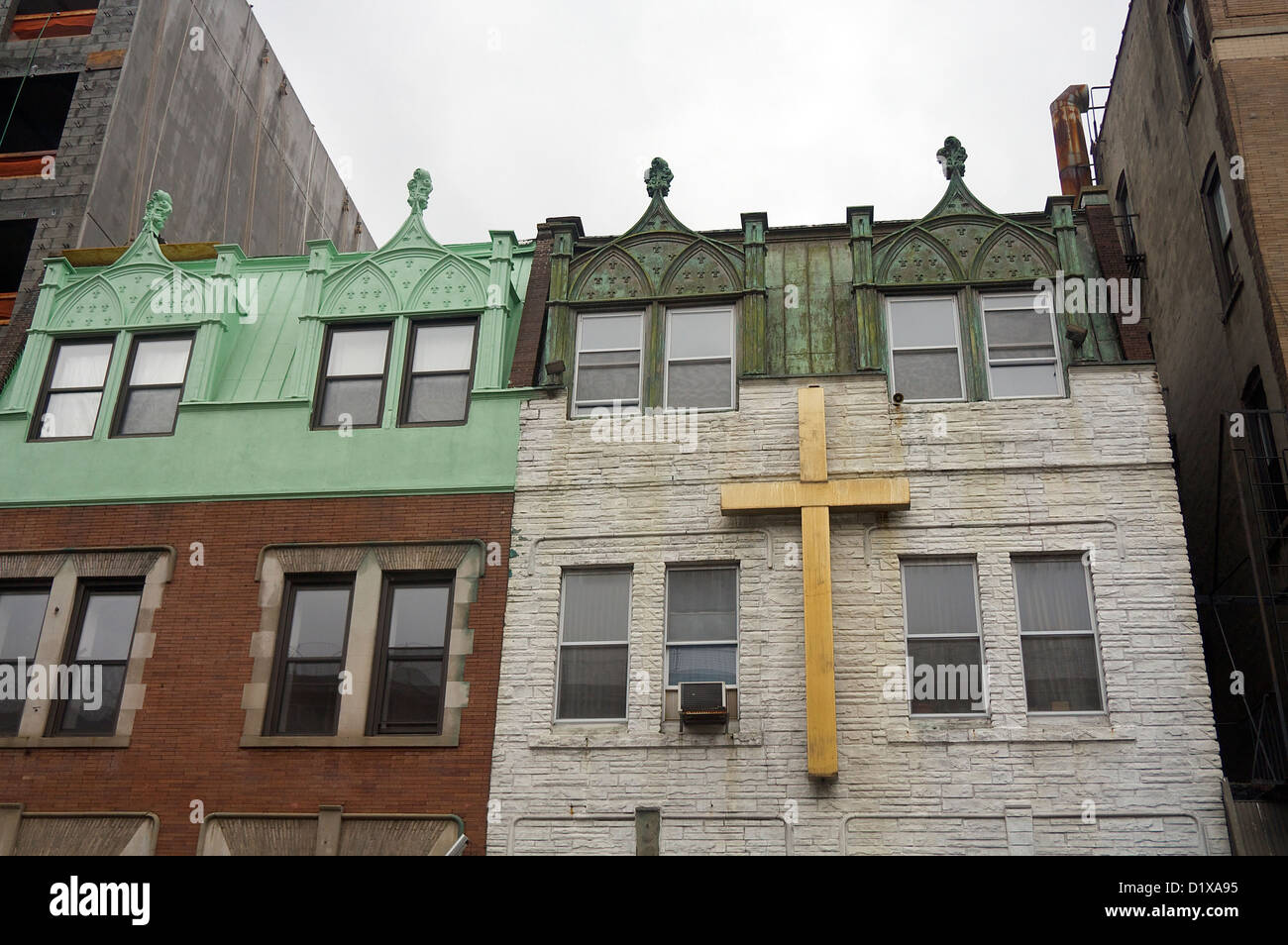 Dettaglio degli edifici di Harlem, a New York City, compresa una chiesa Foto Stock