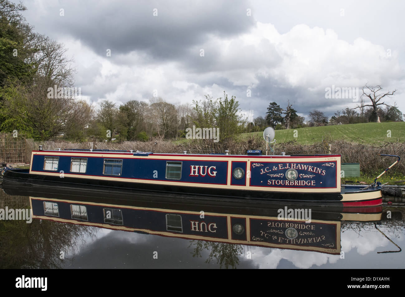 Narrowboat ormeggiato sul Staffordshire & Worcestershire Canal nelle Midlands inglese Foto Stock