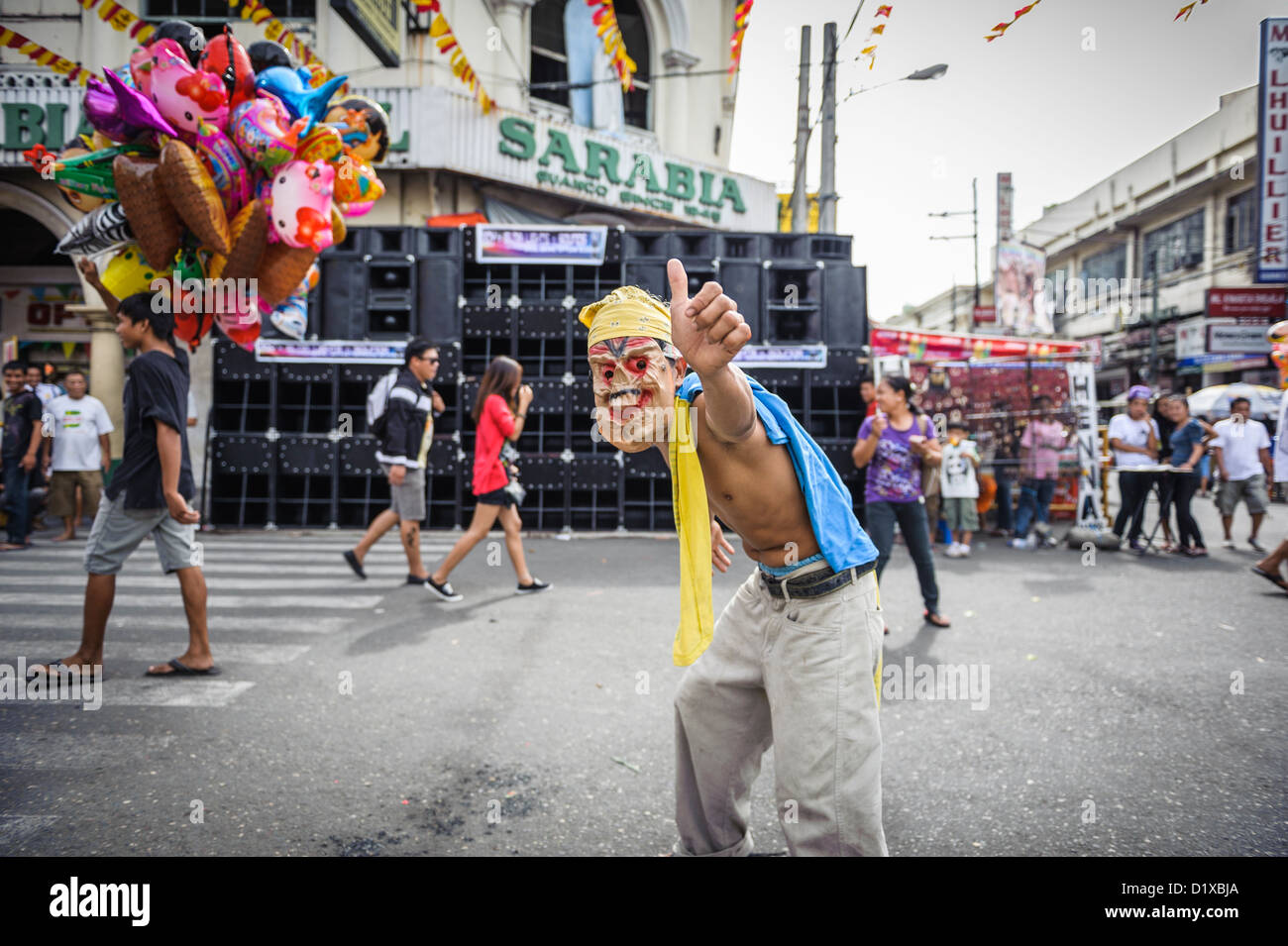 L'uomo celebrando Dinagyang davanti a una pila di altoparlanti, Iloilo, Filippine Foto Stock