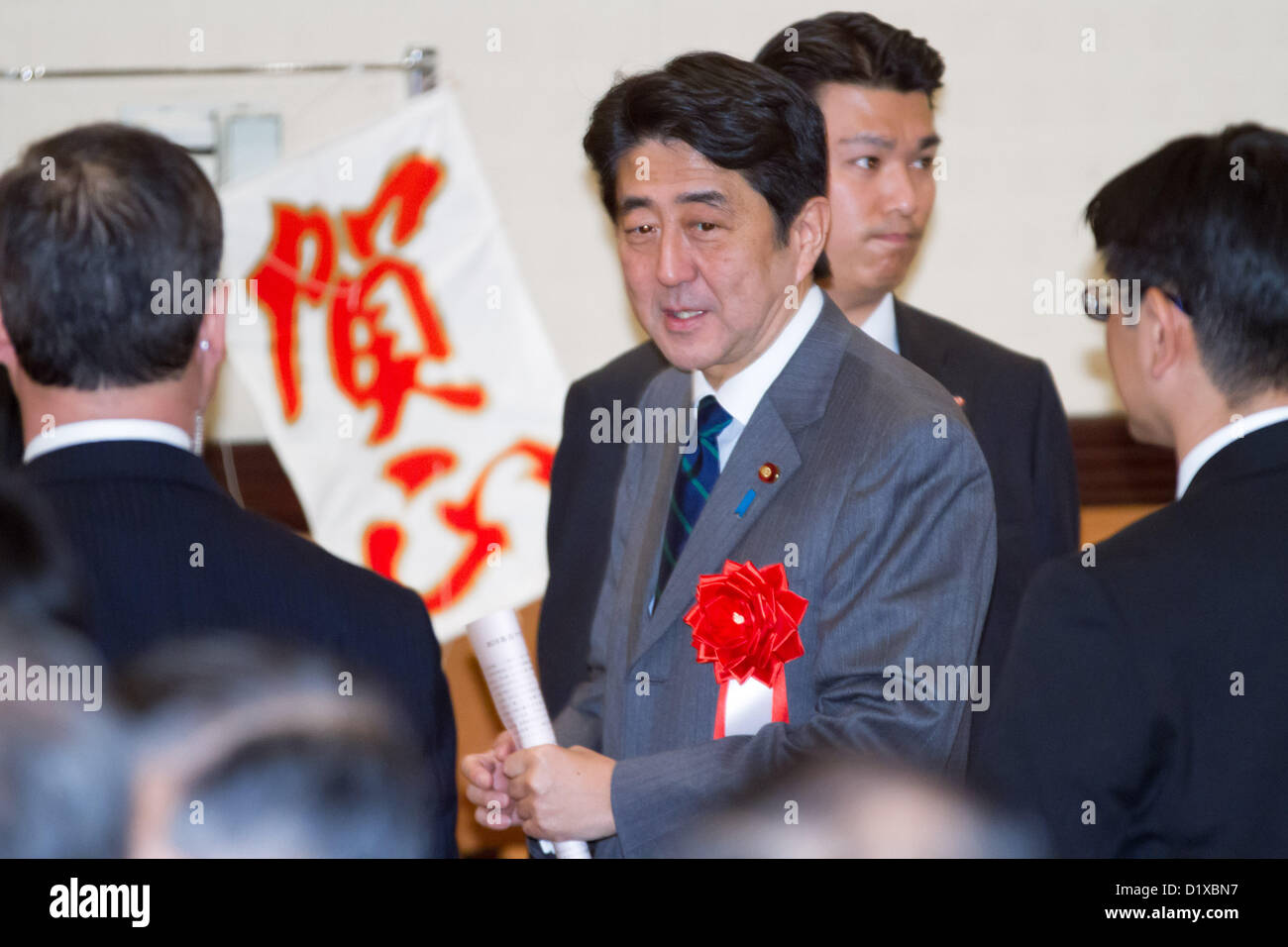 7 gennaio 2013, Tokyo, Giappone - Giappone il Primo Ministro Shinzo Abe è accolto in una festa di capodanno ospitato dal giapponese Sindacato Confederazione presso un hotel di Tokyo lunedì 7 gennaio 2013. Abe sperato da una parte dopo un altro, offrendo discorsi di sua ripresa economica scenario. (Foto di AFLO) Foto Stock