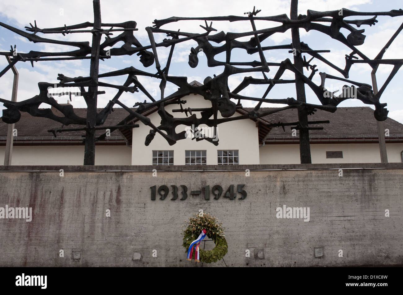 La scultura rappresenta il filo spinato alla Germania nazista del campo di concentramento di Dachau, al di fuori di Monaco di Baviera Foto Stock