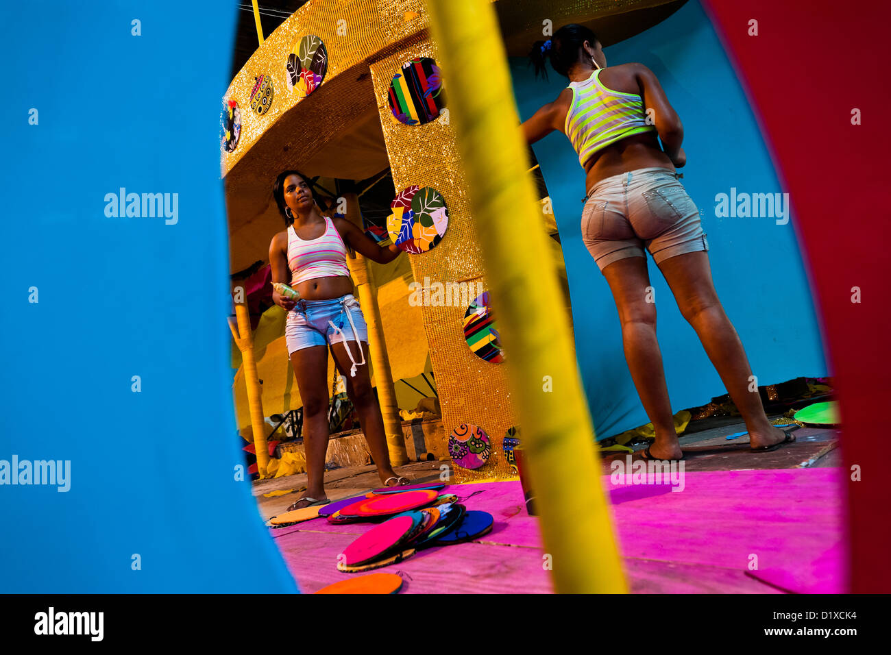 I membri di una scuola di samba di lavoro su un carnevale galleggiante all'interno del workshop a Rio de Janeiro in Brasile. Foto Stock