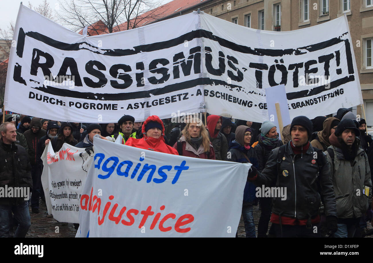 Persone dimostrare per commemorare l'ottavo giorno della morte del richiedente asilo Oury Jalloh in Dessau-Rosslau, Germania, 07 gennaio 2013. Nel gennaio 2005, Oury Jalloh morì in un incendio in una cella della polizia. Foto: Jens WOLF Foto Stock