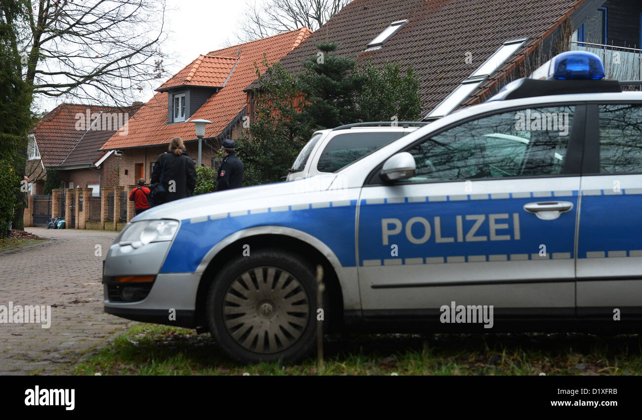 Auto della Polizia di unità di fronte alla casa della famiglia Wulff in Grossburgwedel, Germania, 07 gennaio 2013. Ex Presidente della Repubblica federale di Germania Christian Wulff e sua moglie Bettina sono ora ufficialmente separati. Foto: Julian Stratenschulte Foto Stock