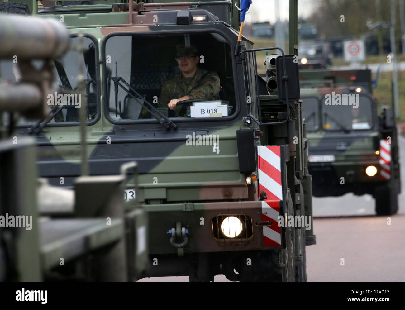 Un convoglio delle forze armate tedesche, caricato con il patriota missili terra-aria, sistema si discosta dall'esercito base in Sanitz, Germania, 6 gennaio 2013. Il missile squadron, personale con 170 di alimentazione e le truppe operative, è il titolo per la NATO-deployment lungo il confine Turkish-Syrian in Turchia e si aspetta di essere pienamente operativa entro i primi di febbraio. Gli stati membri della NATO in Turchia, la Germania e i Paesi Bassi sono il riposizionamento di missili Patriot alla Turchia per difendere tre Turco province di confine da possibili attacchi da parte di Siria. Foto: Bernd Wuestneck Foto Stock