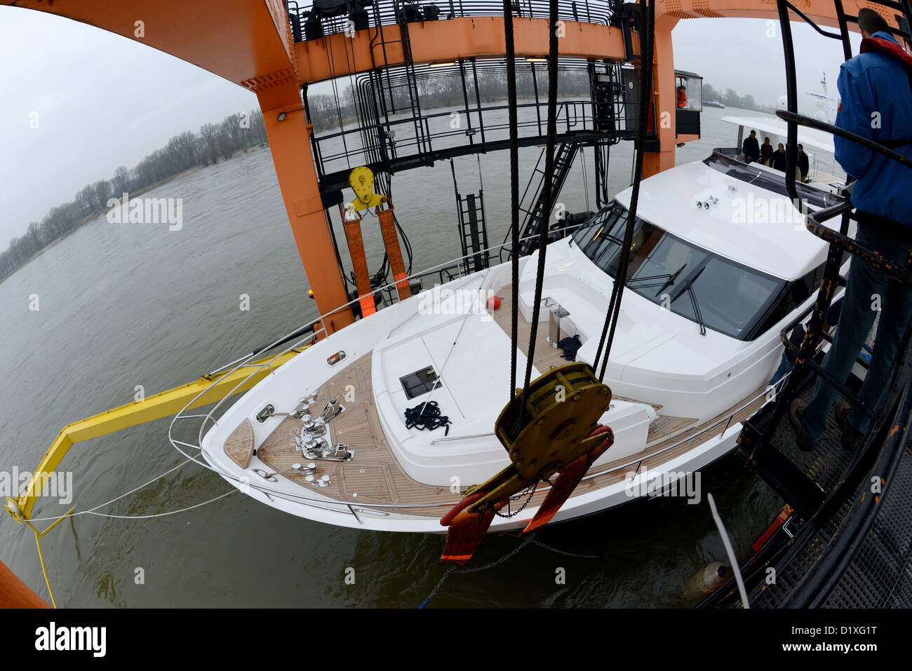 Il British yacht Princess 98' il mio è sollevato dalla boatlift Big Willi a Duesseldorf in Germania, 07 gennaio 2013. Princess 98' il mio è il più grande yacht esposti al boat show che è aperto dal 19 fino al 27 gennaio. Foto: JONAS GUETTLER Foto Stock