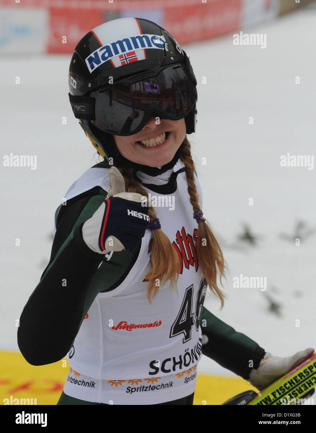 Norvegese ponticello sci Anette Sagen cheers al traguardo dopo il secondo round dal Langenwaldschanze delle donne ski-jumping di Coppa del Mondo a Schonach, Germania, 06 gennaio 2013. Ha vinto il primo posto. Foto: Patrick Seeger/dpa Foto Stock