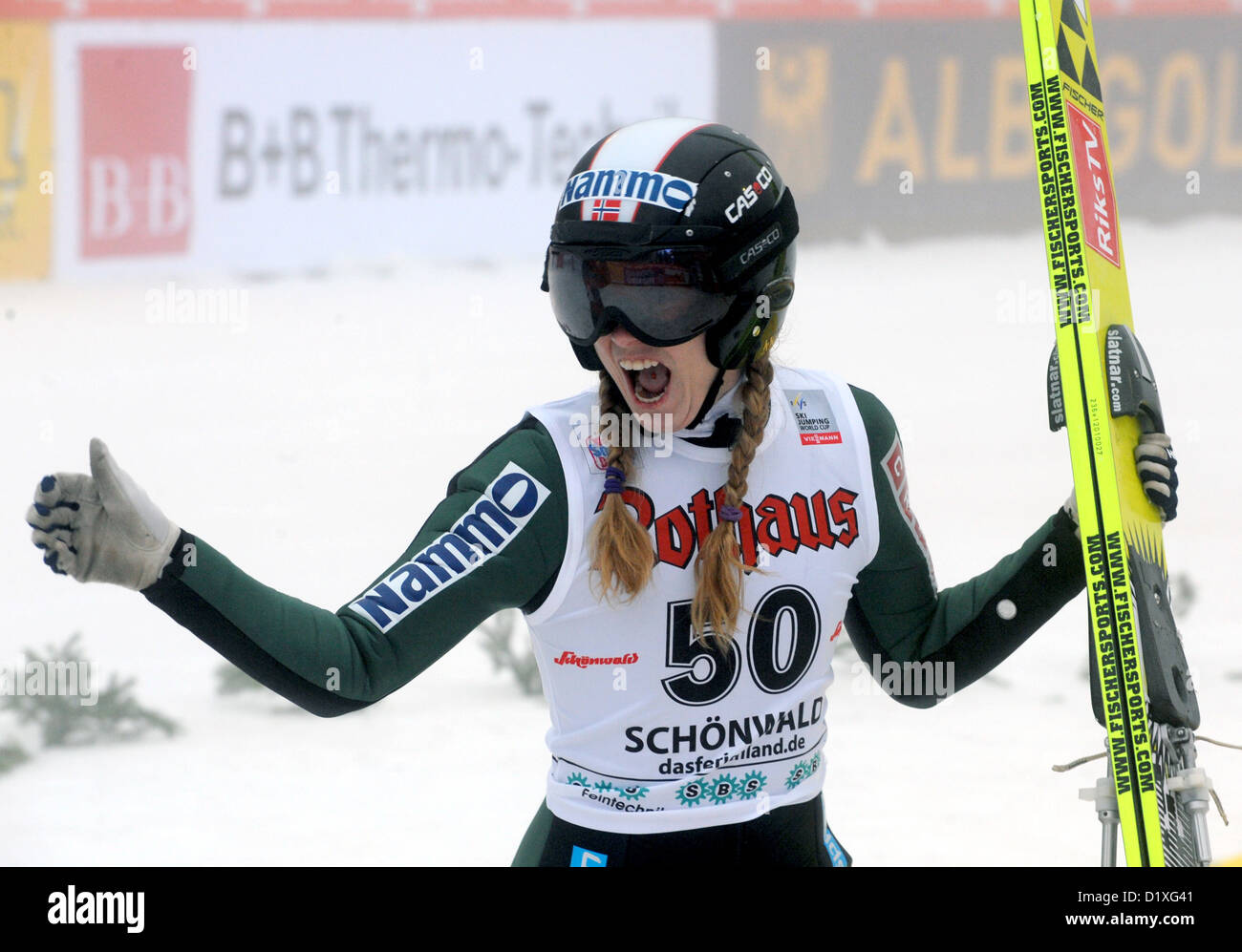 Norvegese ponticello sci Anette Sagen cheers alla linea di finitura dal Langenwaldschanze delle donne ski-jumping di Coppa del Mondo a Schonach, Germania, 06 gennaio 2013. Ha vinto il primo posto. Foto: Patrick Seeger/dpa Foto Stock