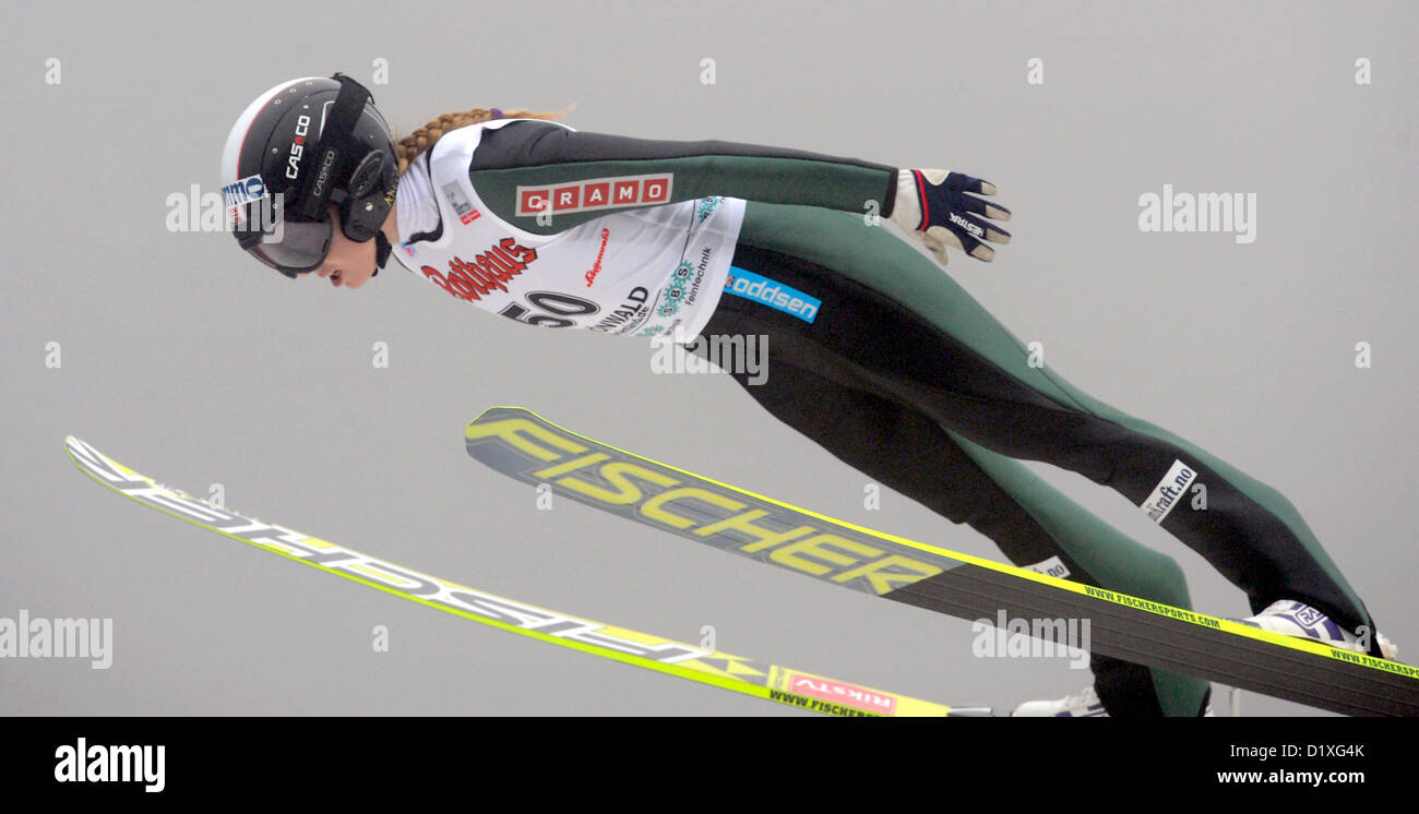 Norvegese ponticello sci Anette Sagen esegue al Langenwaldschanze durante le donne ski-jumping di Coppa del Mondo a Schonach e rende il primo posto, Germania, 05 gennaio 2013. Foto: PATRICK SEEGER/dpa Foto Stock